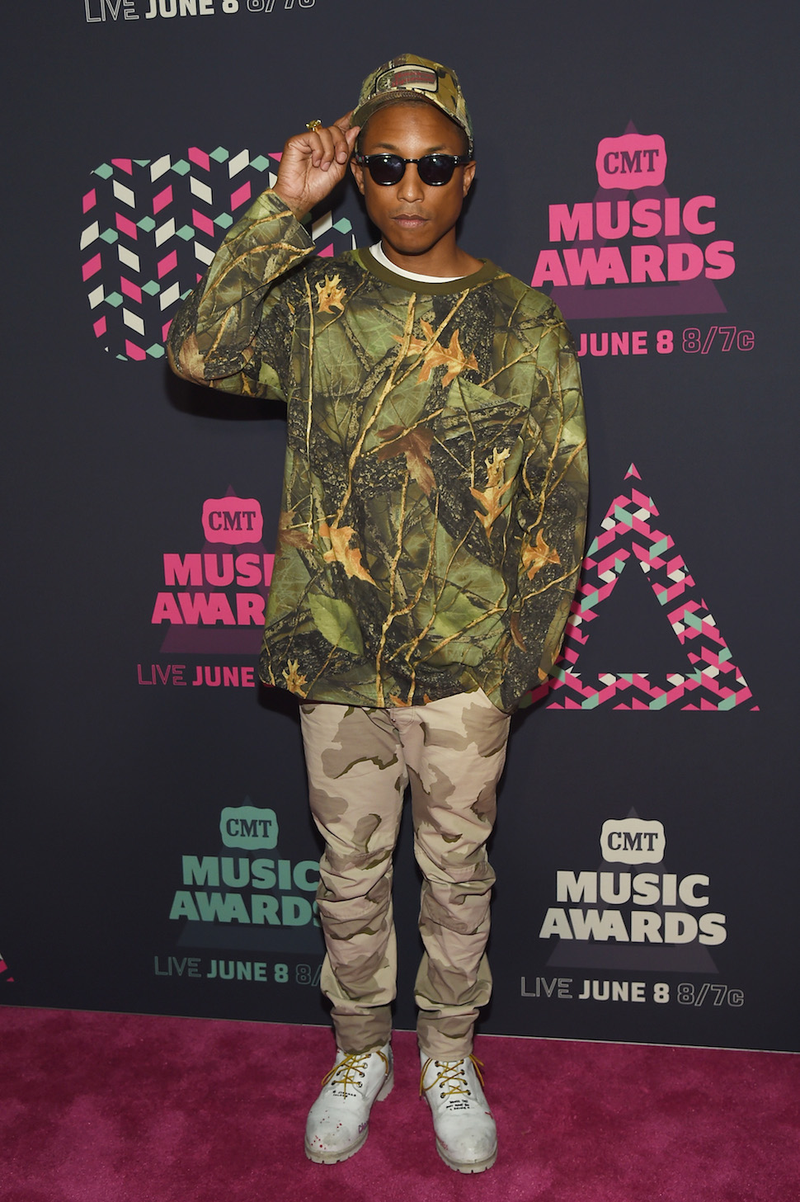 Illustration for article titled Pharrell Blends In at the CMT Awards